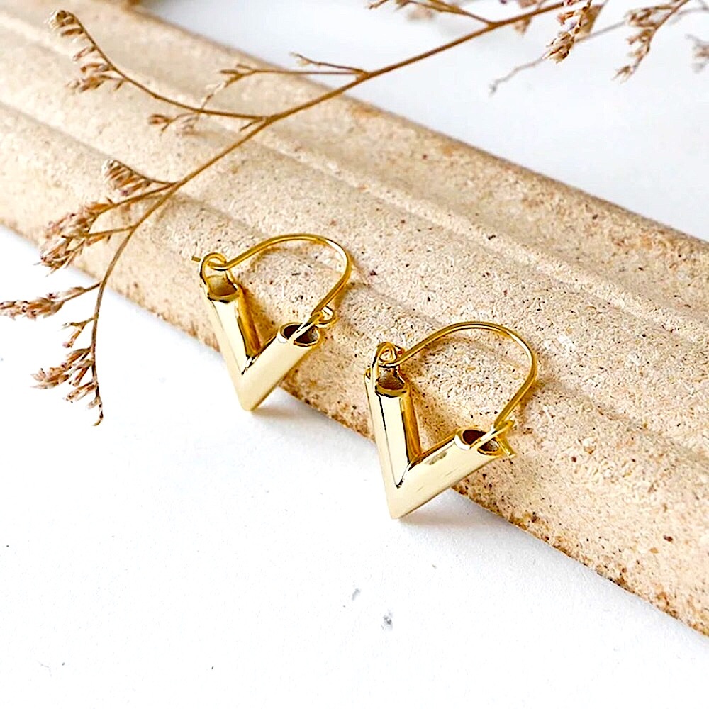 ⚜️[𝟯/$𝟮𝟴]⚜️Gold Triangle Simple Earrings NEW - Picture 3 of 11